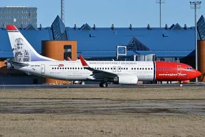 Norwegian Airlines plane with Jorn Utzon image.