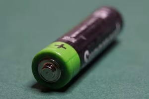 Gps Vs. Beacon For Geofence Accuracy: A Comprehensive Breakdown 5 A green and black battery on a green surface.